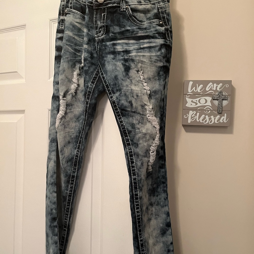 Lady size 7 skinny jean made by Almost Famous like new  1% Spandex